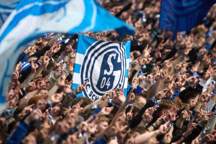 Fans vom FC Schalke 04 Wo die wohl alle arbeiten? Einige von ihnen künftig vielleicht ja bei der Beumer Group. (Archivbild)