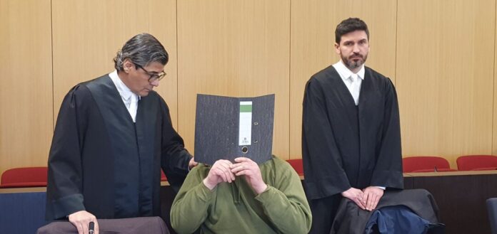 Angeklagter gesteht Tötung seiner Ehefrau Der 36-jährige Angeklagte wurde überraschend zu lebenslanger Haft verurteilt.