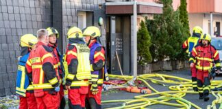 Während eines Brandes in Kierspe konnten sich einige Bewohner selbst retten, andere wurden von der Feuerwehr aus dem Haus gebracht. 