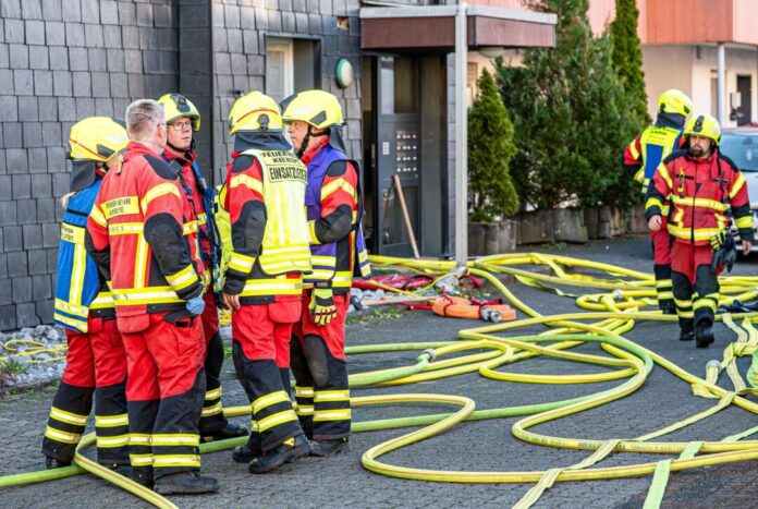 Brand in Mehrfamilienhaus in Kierspe Während eines Brandes in Kierspe konnten sich einige Bewohner selbst retten, andere wurden von der Feuerwehr aus dem Haus gebracht.