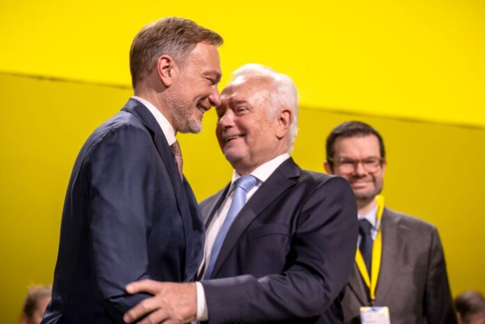 Christian Lindner und Wolfgang Kubicki Lindner lässt keine Präferenz für den künftigen Parteivorsitz erkennen. (Archivbild)