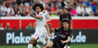 Leverkusen patzt – Augsburgs Baum jubelt zum Jubiläum Leverkusens Ibrahim Maza im Duell mit Augsburgs Han-Noah Massengo.