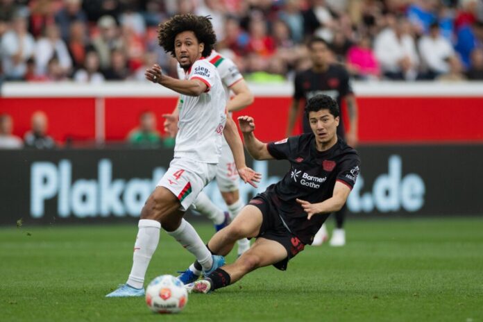 Bayer Leverkusen - FC Augsburg Leverkusens Ibrahim Maza im Duell mit Augsburgs Han-Noah Massengo.