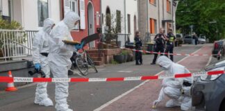 Spurensicherung der Polizei bei der Arbeit, nachdem ein 68-Jähriger in Köln niedergestochen und schwer verletzt wurde.