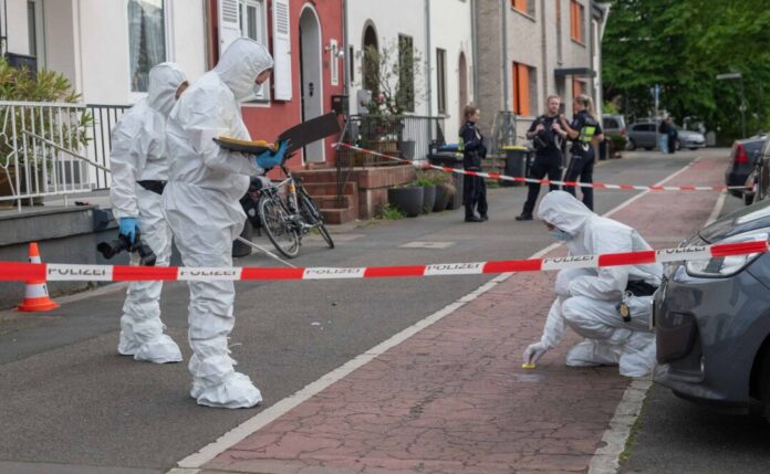 Älterer Mann niedergestochen - Verdächtiger festgenommen Spurensicherung der Polizei bei der Arbeit, nachdem ein 68-Jähriger in Köln niedergestochen und schwer verletzt wurde.