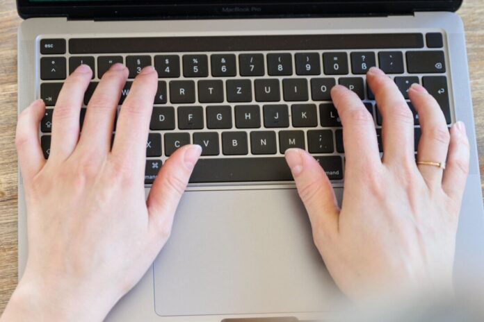 Moderne Arbeitswelt Weiterbildung auf allen Ebenen ist einer Studie zufolge ein Schlüssel für eine erfolgreiche Transformation in Unternehmen. (Symbolbild)
