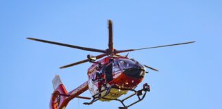 Ein sechs Jahre altes Kund wurde mit einem Rettungshubschrauber in ein Krankenhaus geflogen. (Symbolfoto)