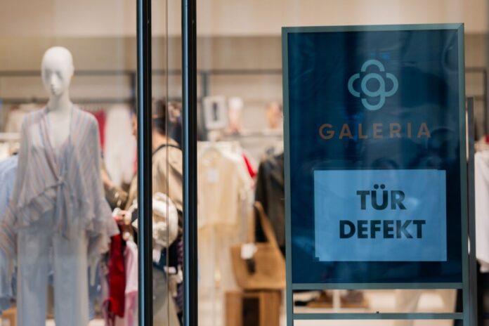 Galeria in Köln Galeria-Chef Hellenbock räumt Schwankungen der Liquidität ein.