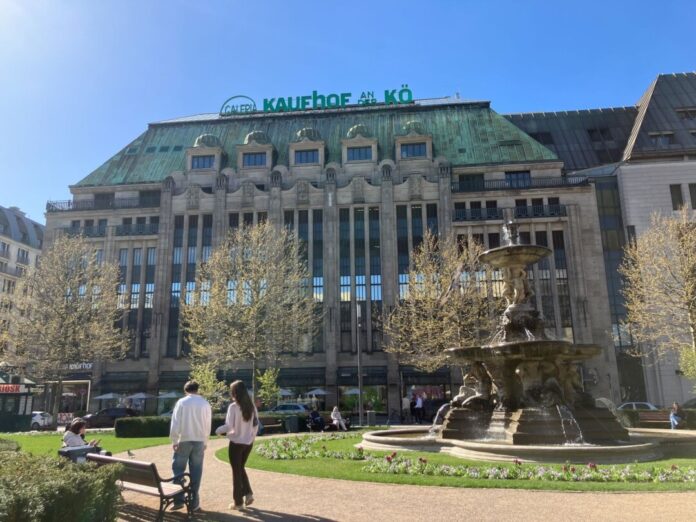 Die Diebe sind über die U-Bahn in das Galeria-Warenhaus an der Flaniermeile «Kö» eingestiegen. 