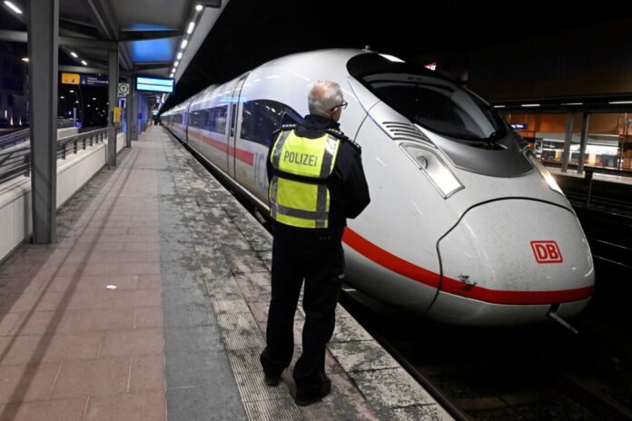 ICE nach Anschlag in Siegburg gestoppt Der betroffene ICE stoppte nach den Explosionen außerplanmäßig in Siegburg.
