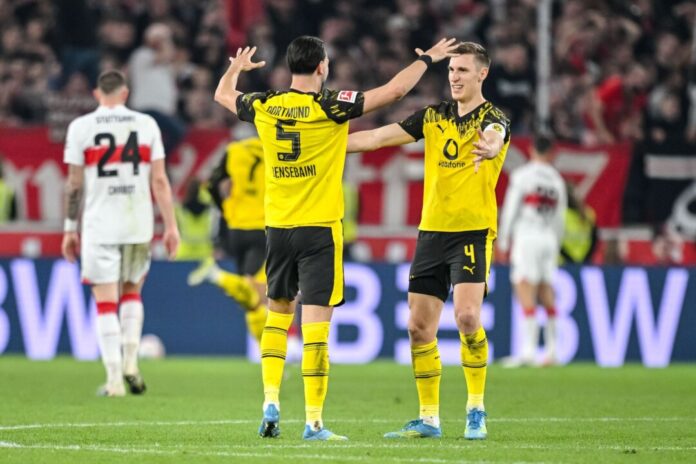 VfB Stuttgart - Borussia Dortmund Nico Schlotterbeck (r) jubelt über den Sieg in Stuttgart.