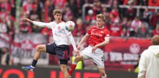 Platzverweis stellt die Weichen: FCK schlägt Düsseldorf 3:0 Luca Raimund (Fortuna Düsseldorf,l.) und Mika Haas (1. FC Kaiserslautern) kämpfen um den Ball.