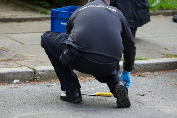 Ein Mann soll seine Ehefrau mit einem Messer angegriffen haben Ein Kriminaltechniker untersucht ein Messer am Tatort.