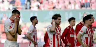 Enttäuschte Kölner nach der 1:2-Niederlage gegen Bayer Leverkusen. 