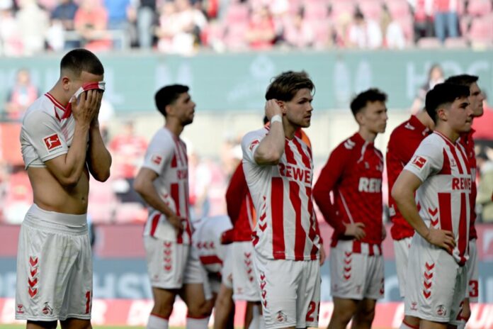 1. FC Köln - Bayer Leverkusen Enttäuschte Kölner nach der 1:2-Niederlage gegen Bayer Leverkusen.