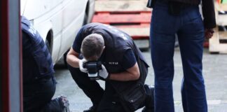 Die Spurensicherung nach einer Messerattacke in Düsseldorf läuft.