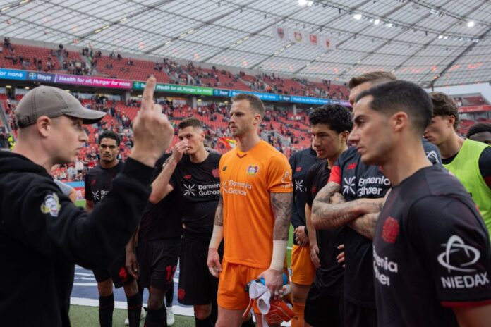 Die Leverkusener werden von ihren Fans eingeschworen. Die Leverkusener wissen, worum es geht. (Archivbild)