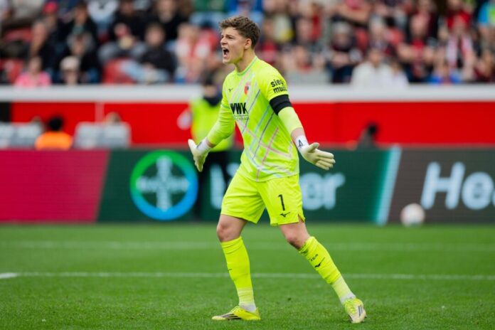 Bayer Leverkusen - FC Augsburg Zeigte gegen Bayer Leverkusen zahlreiche starke Paraden: Augsburgs Torhüter Finn Dahmen.