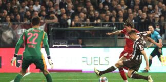 St. Paulis Mets unglücklich – Kritik an Elfmeter-Entscheid Die aus Sicht von Alexander Blessin strittige Szene vor dem Strafstoß: Kölns Jakub Kaminski (M,) und Karol Mets (FC St. Pauli) kämpfen um den Ball.