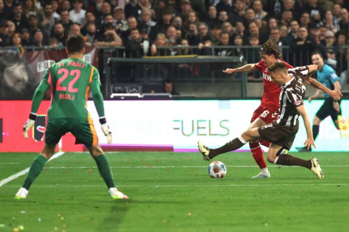 FC St. Pauli - 1. FC Köln Die aus Sicht von Alexander Blessin strittige Szene vor dem Strafstoß: Kölns Jakub Kaminski (M,) und Karol Mets (FC St. Pauli) kämpfen um den Ball.