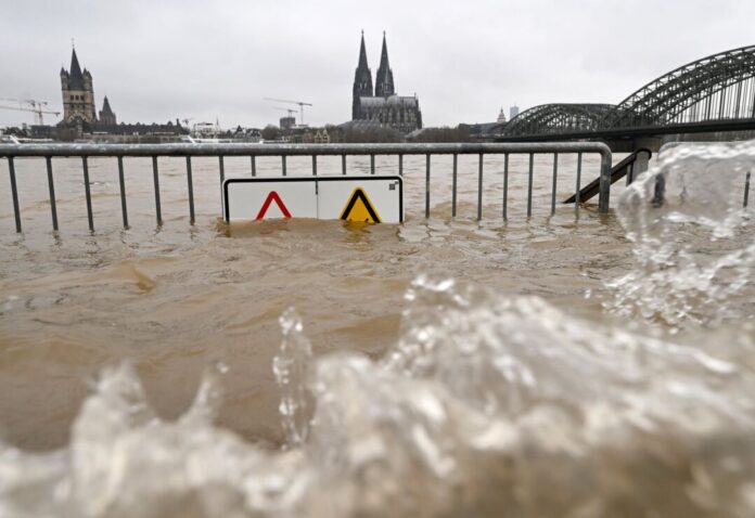 Hilfe per Klick: Wie man sein Heim vor Hochwasser schützt Aus der Ferne sind mitreißende Wasserfluten wie hier in Köln im Januar 2024 ein eindrucksvolles Naturschauspiel - solange man selbst nicht betroffen ist. (Archivbild)