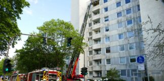 Ein Kellerbrand hat in einem Mehrfamilienhaus in Meckenheim zu viel Rauch geführt - mehrere Menschen mussten zur Sicherheit in ein Krankenhaus gebracht werden.