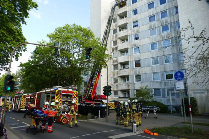 Brand in Mehrfamilienhaus - 20 Personen in Klinik gebracht Ein Kellerbrand hat in einem Mehrfamilienhaus in Meckenheim zu viel Rauch geführt - mehrere Menschen mussten zur Sicherheit in ein Krankenhaus gebracht werden.