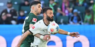 Im Zweikampf: Gladbachs Franck Honorat (r) wird vom Wolfsburger Konstantinos Koulierakis bedrängt.