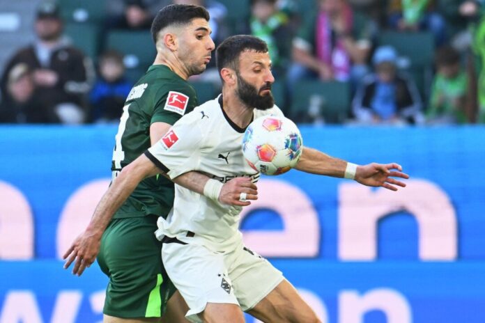 VfL Wolfsburg - Borussia Mönchengladbach Im Zweikampf: Gladbachs Franck Honorat (r) wird vom Wolfsburger Konstantinos Koulierakis bedrängt.