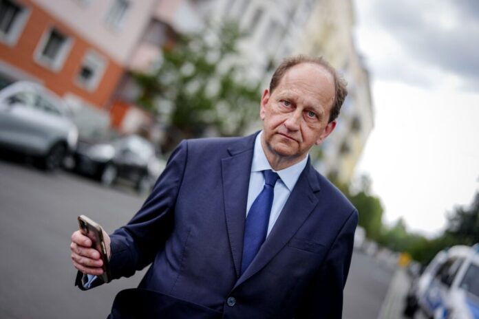 Alexander Graf Lambsdorff «Die Verurteilung von Jacques Tilly zeigt, dass Kriminalisierung und Verfolgung freier Meinungsäußerung durch die russische Regierung unvermindert weitergehen - aber jetzt auch verstärkt im Ausland. Das betrifft uns direkt», sagte Botschafter Alexander Graf Lambsdorff der Deutschen Presse-Agentur in Moskau. (Archivbild)