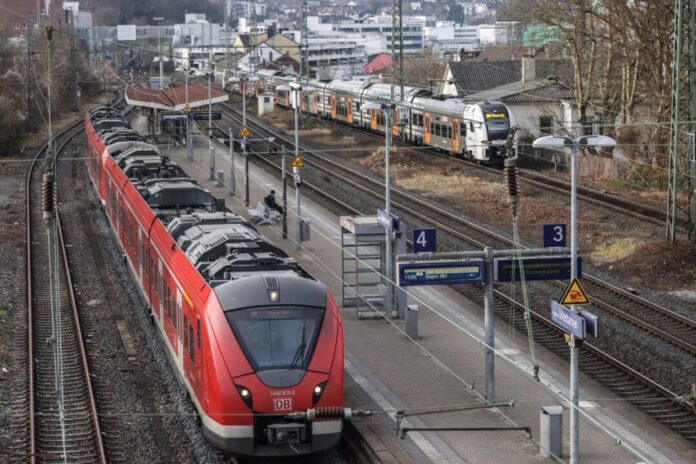Bahnverkehr in NRW S-Bahnen und Regionalzüge waren im vergangenen Jahr in Nordrhein-Westfalen noch einmal unpünktlicher. (Archivbild)