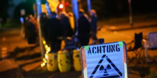 In Bottrop wollen die Demonstranten auf einer Autobahnbrücke in Sichtweite der mutmaßlichen Transportroute demonstrieren. 