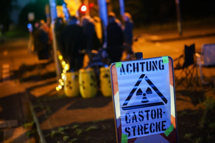 Zweiter Castortransport In Bottrop wollen die Demonstranten auf einer Autobahnbrücke in Sichtweite der mutmaßlichen Transportroute demonstrieren.