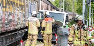 Nach den ersten Erkenntnissen der Polizei war die Halbschranke heruntergelassen.