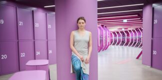 Hanna Plaß spricht Friesisch dank Wurzeln im Norden Schauspielerin Hanna Plaß ist in London geboren und mit Englisch und Plattdeutsch aufgewachsen.