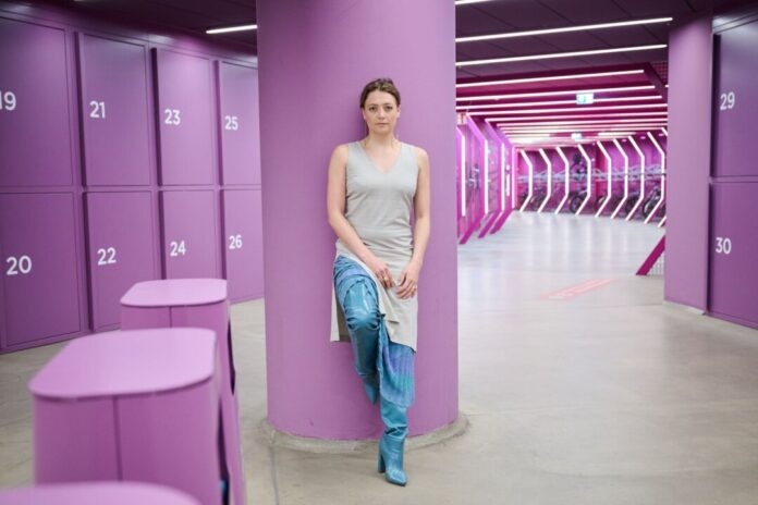 Schauspielerin Hanna Plaß Schauspielerin Hanna Plaß ist in London geboren und mit Englisch und Plattdeutsch aufgewachsen.