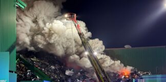 Ruß nach Schrottplatzbrand – Herne sperrt Außengelände In Herne brennt es derzeit auf einem Schrottplatz.