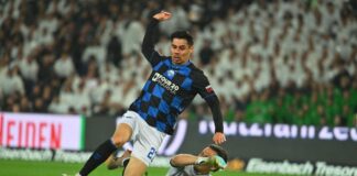 Raphael Obermair (hier im Zweikampf mit Hannovers Torwart Nahuel Noll am vergangenen Sonntag) fehlt dem Aufstiegsaspiranten Paderborn im Saisonendspurt.