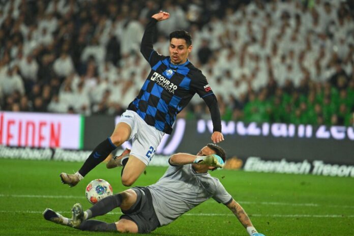 Hannover 96 - SC Paderborn 07 Raphael Obermair (hier im Zweikampf mit Hannovers Torwart Nahuel Noll am vergangenen Sonntag) fehlt dem Aufstiegsaspiranten Paderborn im Saisonendspurt.