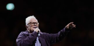 Kein Glamour, viel Gefühl: Gründe für Grönemeyers Erfolg Bei Konzerten füllt Grönemeyer mühelos Stadien oder große Hallen. Die Auftaktkonzerte seiner Akustiktour in Dortmund waren ausverkauft.