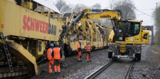 Mit schweren Maschinen werden im Rahmen der Generalsanierung unter anderem Gleisbett und Schienen erneuert. (Archivbild)
