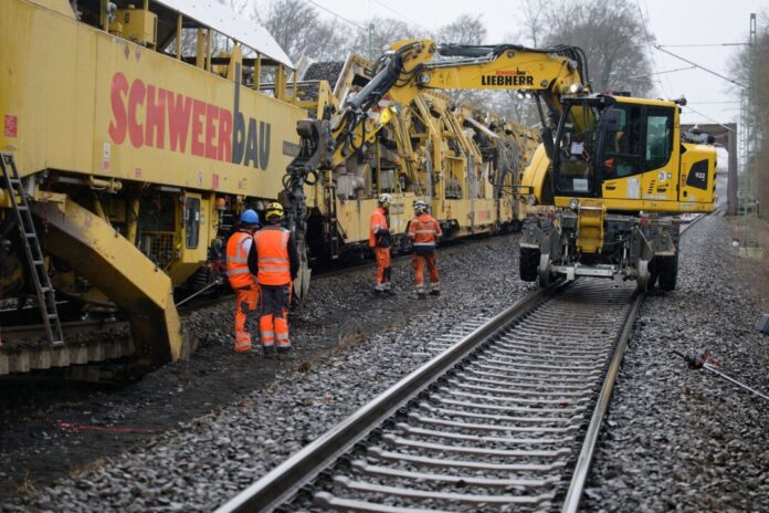 Bahn-Generalsanierung Köln-Hagen Mit schweren Maschinen werden im Rahmen der Generalsanierung unter anderem Gleisbett und Schienen erneuert. (Archivbild)