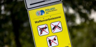Ein Schild weist auf die Waffenverbotszone auf dem Wiener Platz in Köln hin. (Archivfoto)