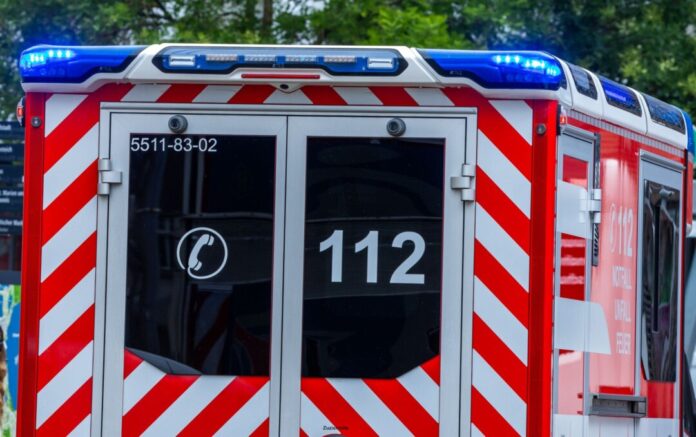 Notarzt im Blaulicht-Einsatz Rettungskräfte hatten den jungen Mann ohne Erfolg reanimiert. (Symbolbild)