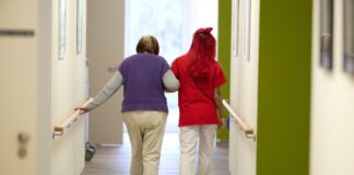 Angesichts des bis 2040 erwarteten deutlichen Anstiegs der älteren Bevölkerung bleibt der Bedarf an Pflegefachkräften hoch. (Archivbild)