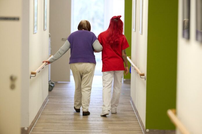 Pflege Angesichts des bis 2040 erwarteten deutlichen Anstiegs der älteren Bevölkerung bleibt der Bedarf an Pflegefachkräften hoch. (Archivbild)