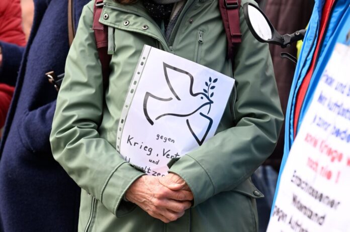 Ostermarsch Duisburg Der Ostermarsch Rhein-Ruhr ist der größte in NRW.