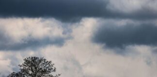 Wolken, Regen und Gewitter in NRW – auch Abkühlung Wolken verdüstern den Himmel. (Archivbild)