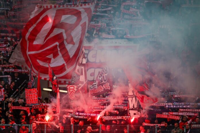 Rot-Weiss Essen - MSV Duisburg RWE-Fans im Stadion an der Hafenstraße in Essen. (Archivbild)