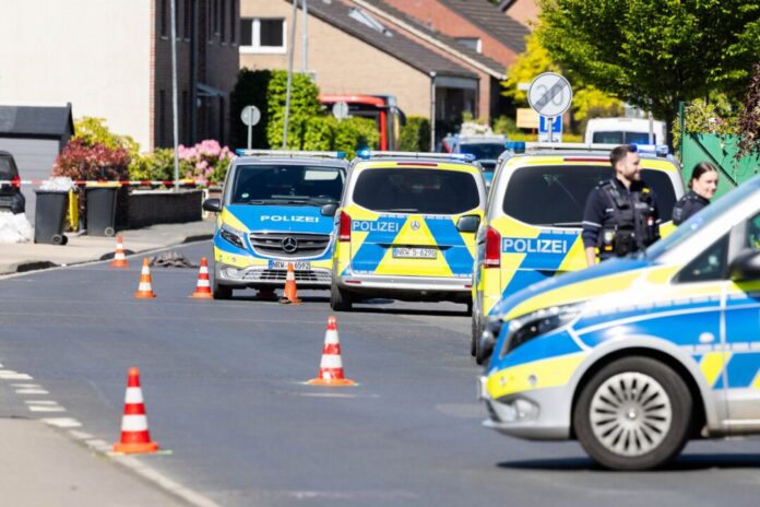 Polizei schießt auf Randalierer Polizei schießt auf Bewaffneten in Kaarst.